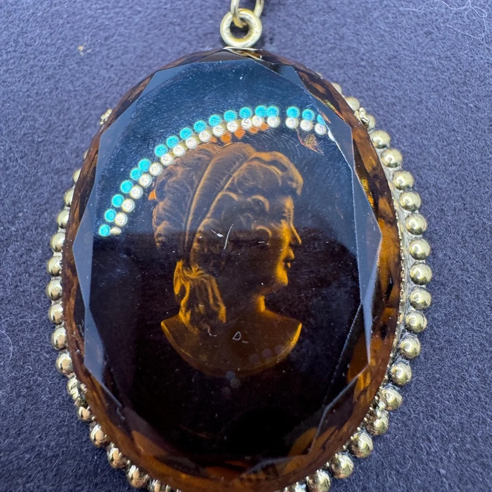 Yesterday’s Treasures Vintage Cameo Necklace Amber‎ Glass Reverse 24” Gold Tone